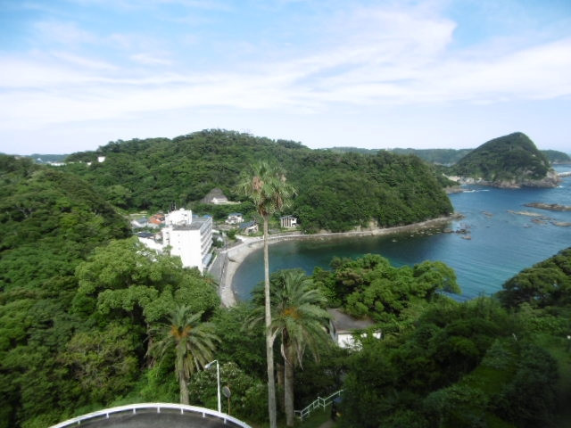 客室のバルコニーからの眺め。海正面の部屋ではなかったのが残念