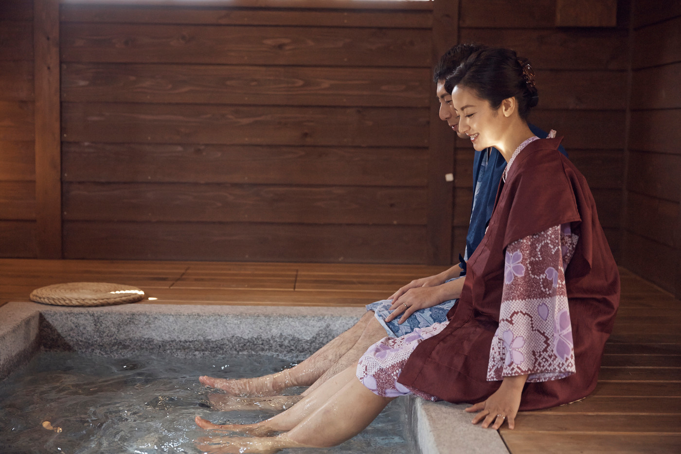 足湯に浸かる夫婦