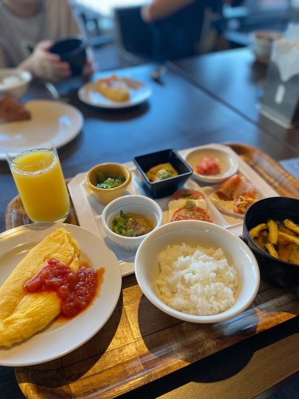 朝食はオシャレな前菜や八重山そばなどの沖縄料理もたくさんありました。