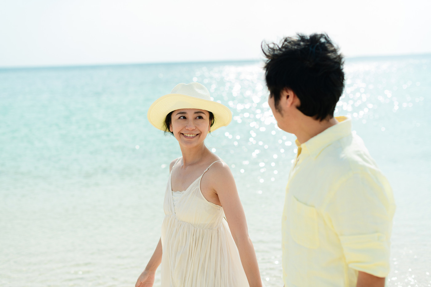 浜辺を歩く男女