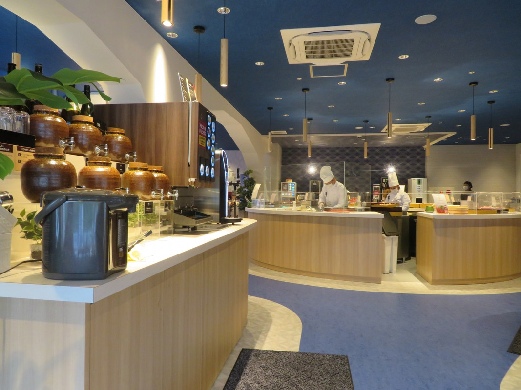 それぞれのコーナーでシェフが対応