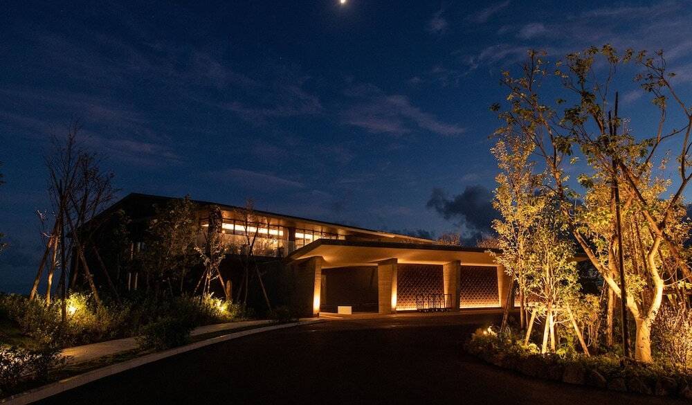 ホテル外観・夜 / 3