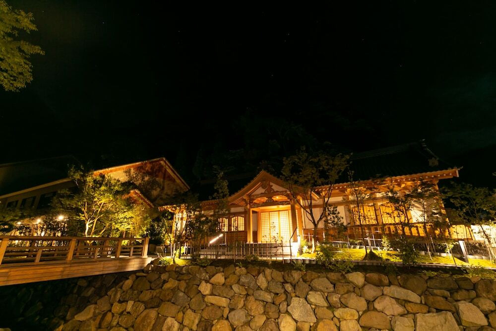 施設の正面 (日没後)