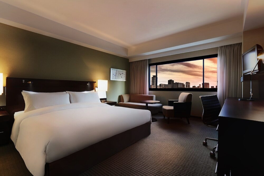 都会で感じる緑の癒し。空の見える屋内プールは開放感抜群4112972