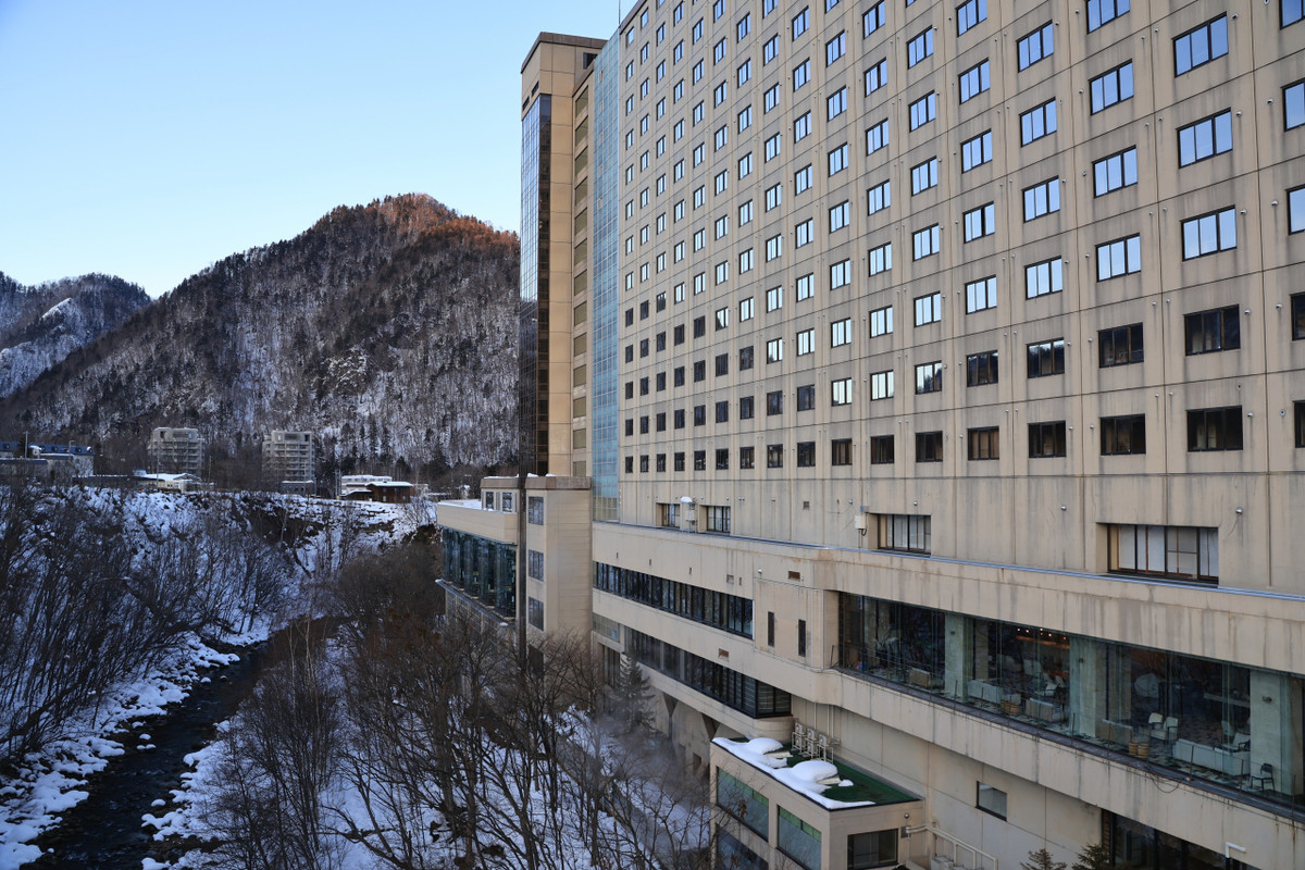 定山渓大橋から見るホテルの外観