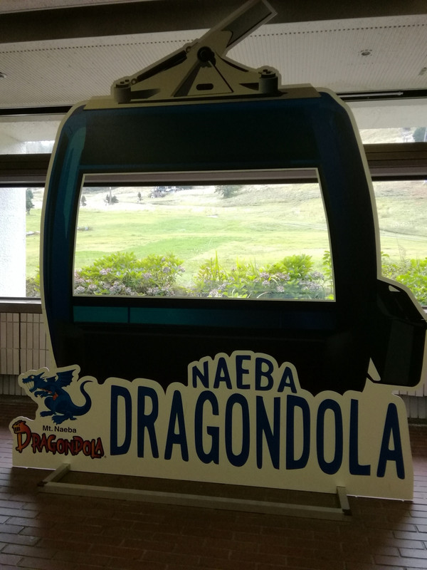 フロント前のゲレンデを望むロビー