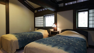 合掌造りの屋根裏を体感する和洋室