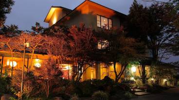 施設の正面 (日没後) / 2