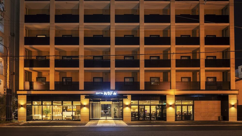 施設の正面 (日没後)