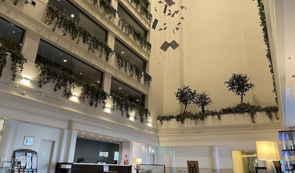 吹き抜けのロビー / 1