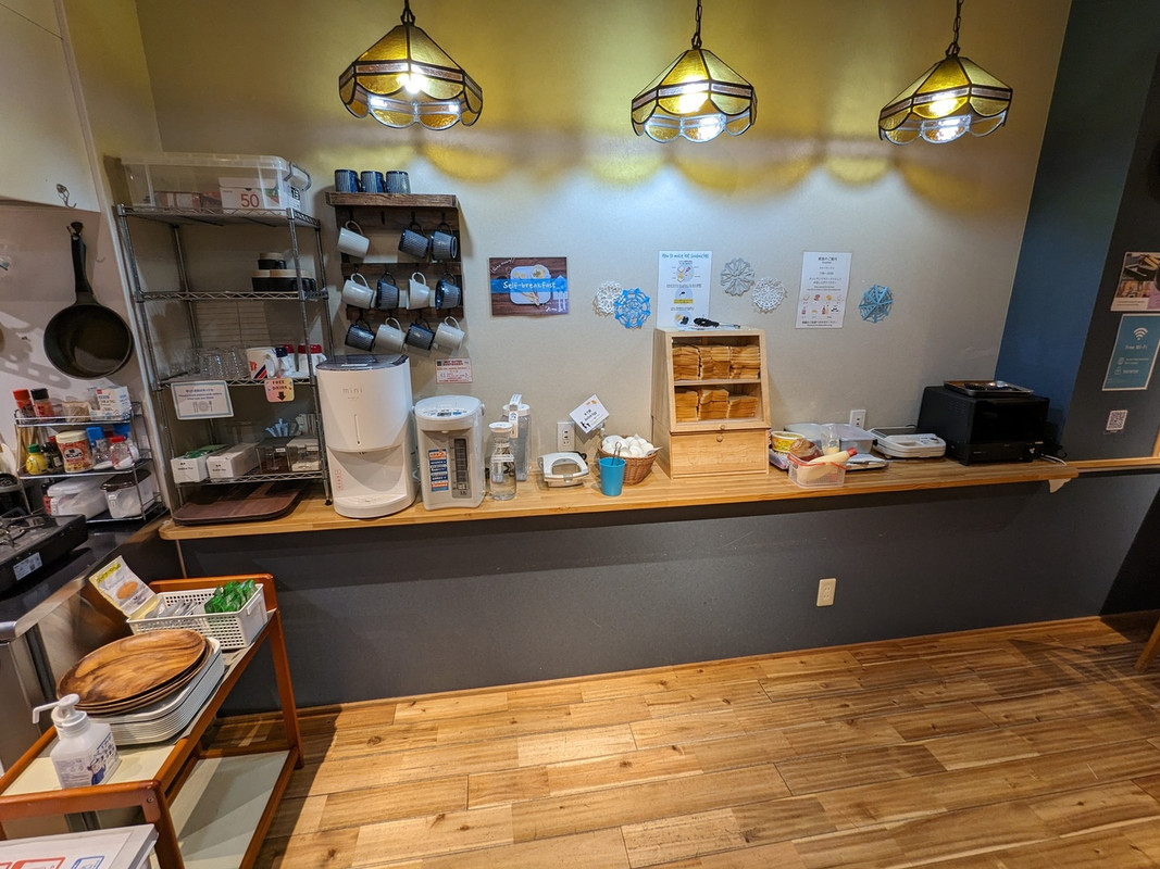 2階の共用部。コーヒーなどフリーで飲めます。