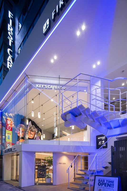 施設の正面 (日没後)