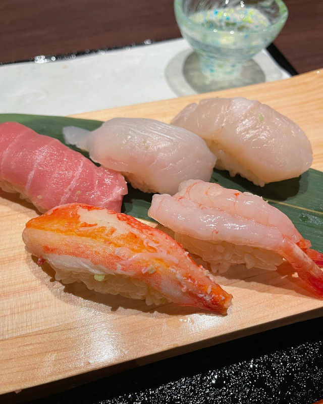 夕食／おかわり自由の寿司一例