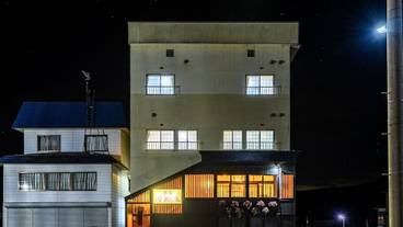 施設の正面 (日没後) / 2