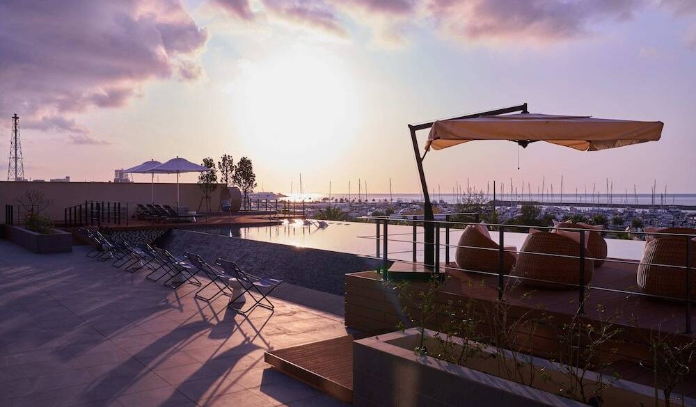 2階インフィニティプール夕景① / 2