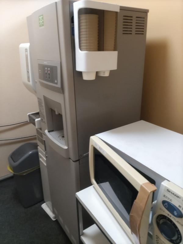 電子レンジと給茶機とアイスマシーンがフロアごとにある