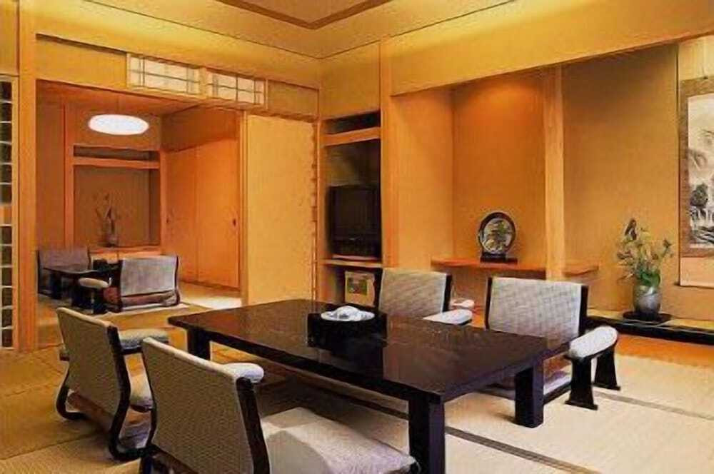 客室内のダイニングエリア