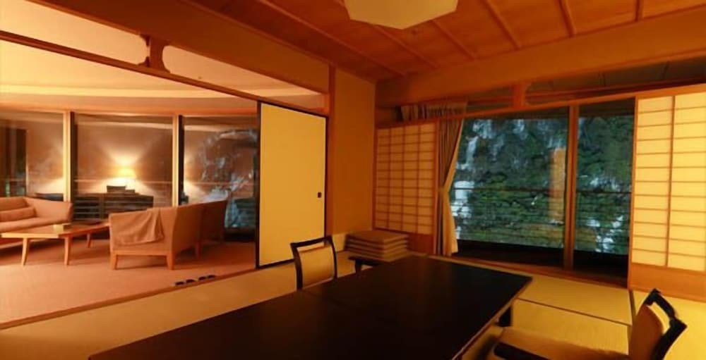 黒部渓谷の絶景が自慢！文豪・川端康成も愛した老舗料理旅館3427484