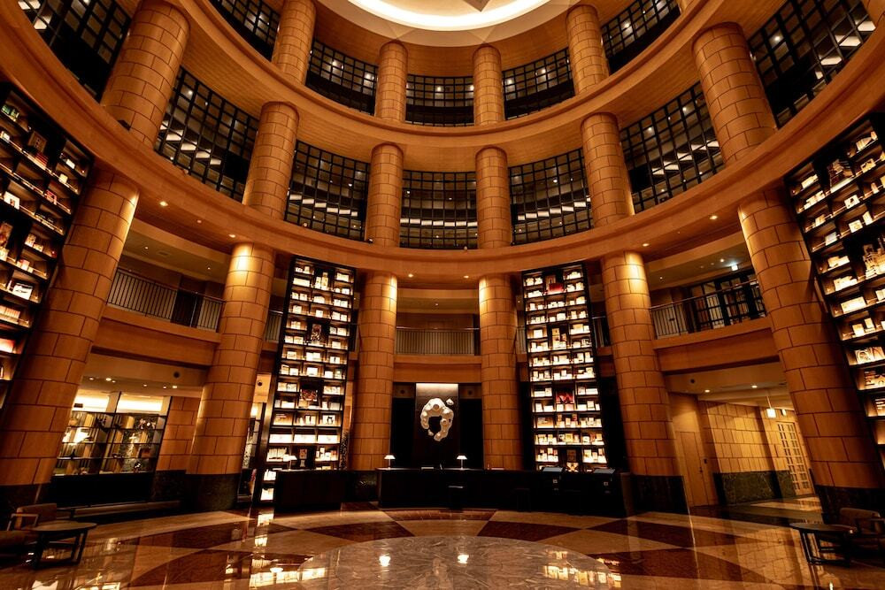 圧巻の本棚から旅先での1冊を選ぶ4260863