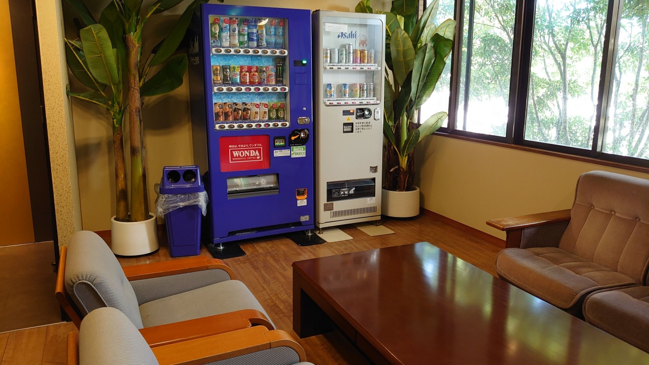 ２階には自動販売機あり