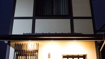 施設の正面 (日没後) / 1