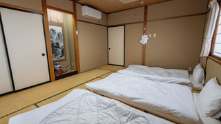 和室　4人部屋、 布団4つ、(禁煙)