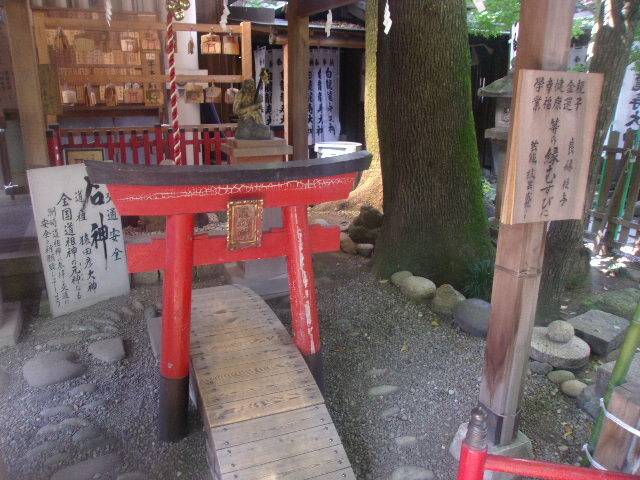 境内にある小さな鳥居 / 3