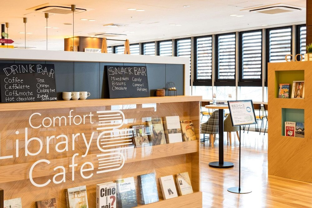 ライブラリーカフェで、コーヒー片手にゆっくり読書4235569