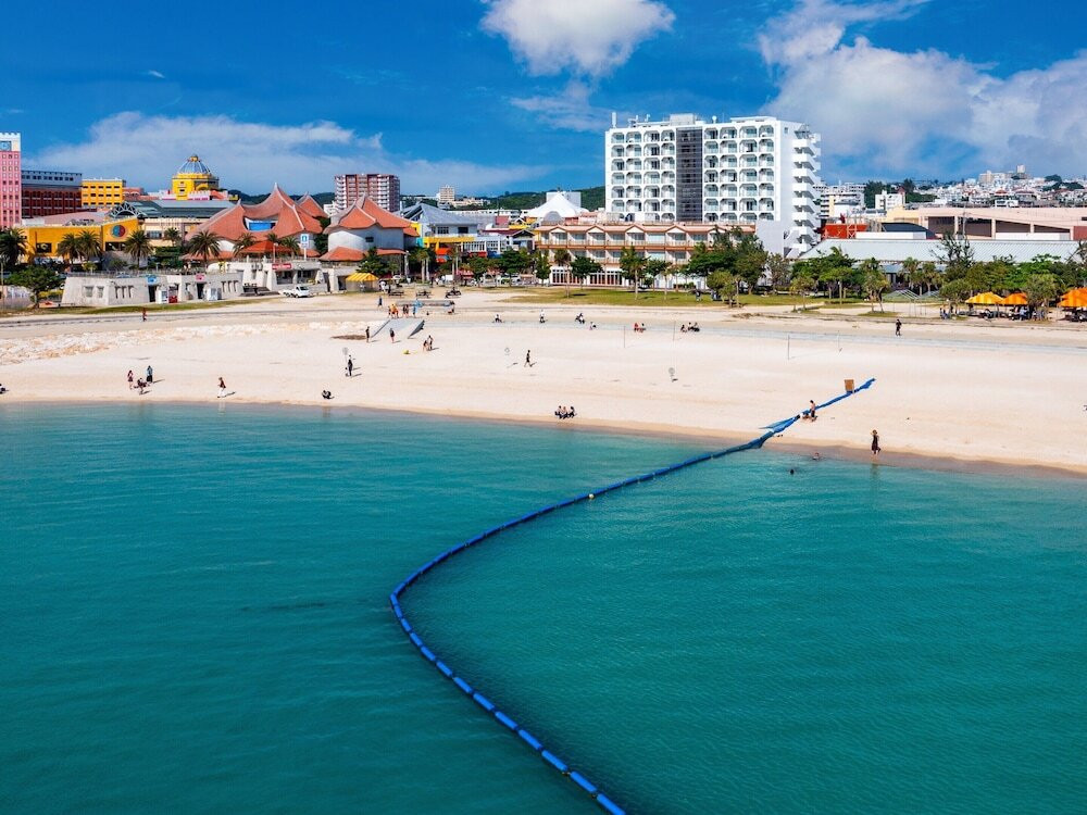 ビーチ越しのホテル外観