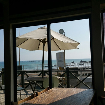 「里海食堂　FUSABUSA」 内観 55920932 窓からの2016年09月初旬の海、まだ「夏」の陽射し