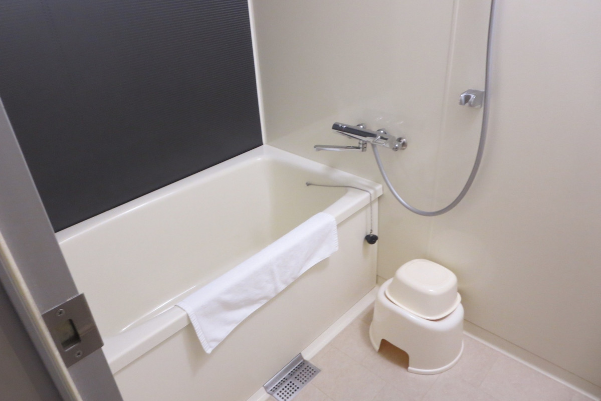 浴室は独立したものでした。浴槽の外で身体が洗えます。