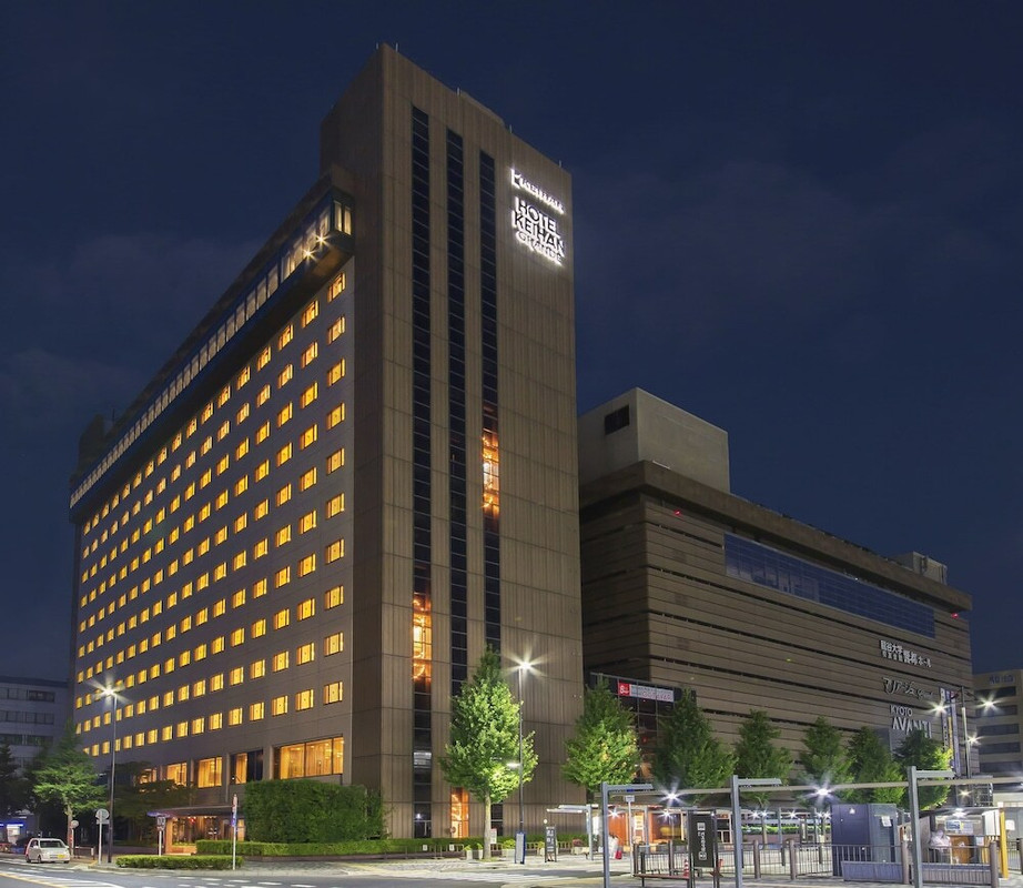 施設の正面 (日没後)