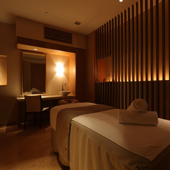 若い女性　エステサロン