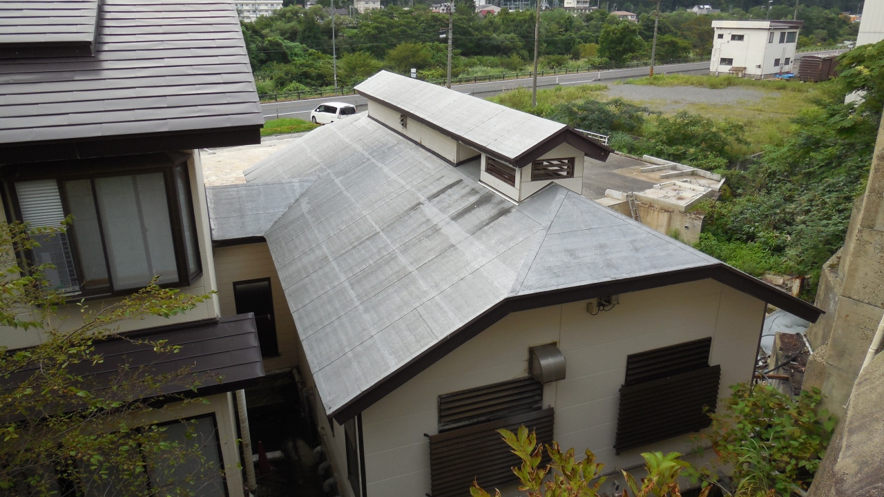 鳴子駅側から見下ろした、浴場の外観