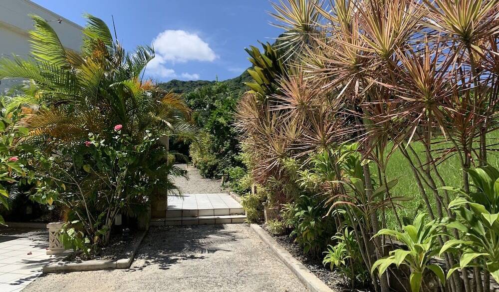 ビーチは宿から徒歩約1分 / 2