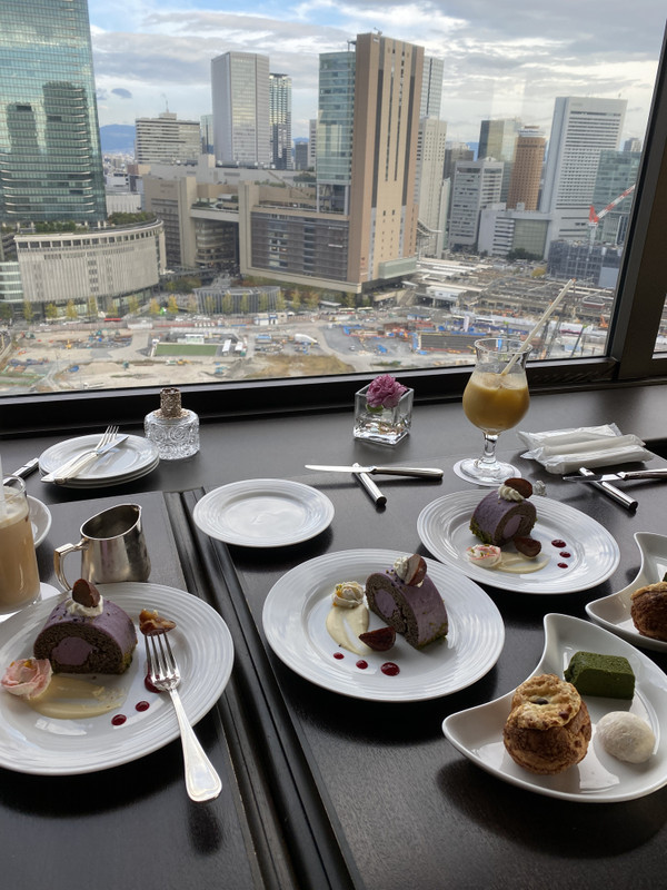 お部屋でゆっくりした後は、アフタヌーンティーのセットをいただきました。