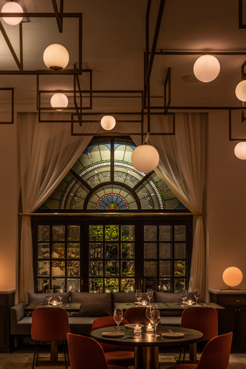 きれいなステンドグラスにうっとり♡アールデコなレストラン3483430