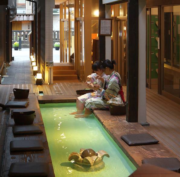 草津の温泉街
足湯カフェで休憩 / 2