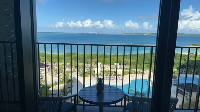 部屋からラナイとプールそして海