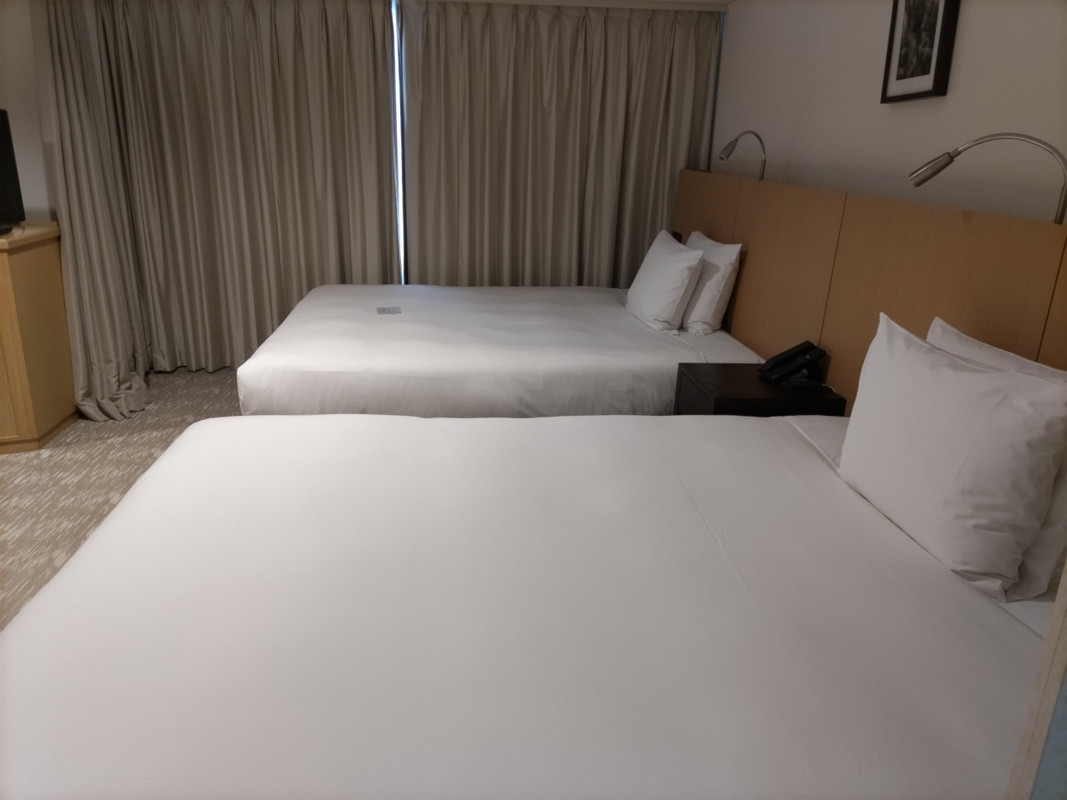 ダブルベッドが二台入ったベッドルーム