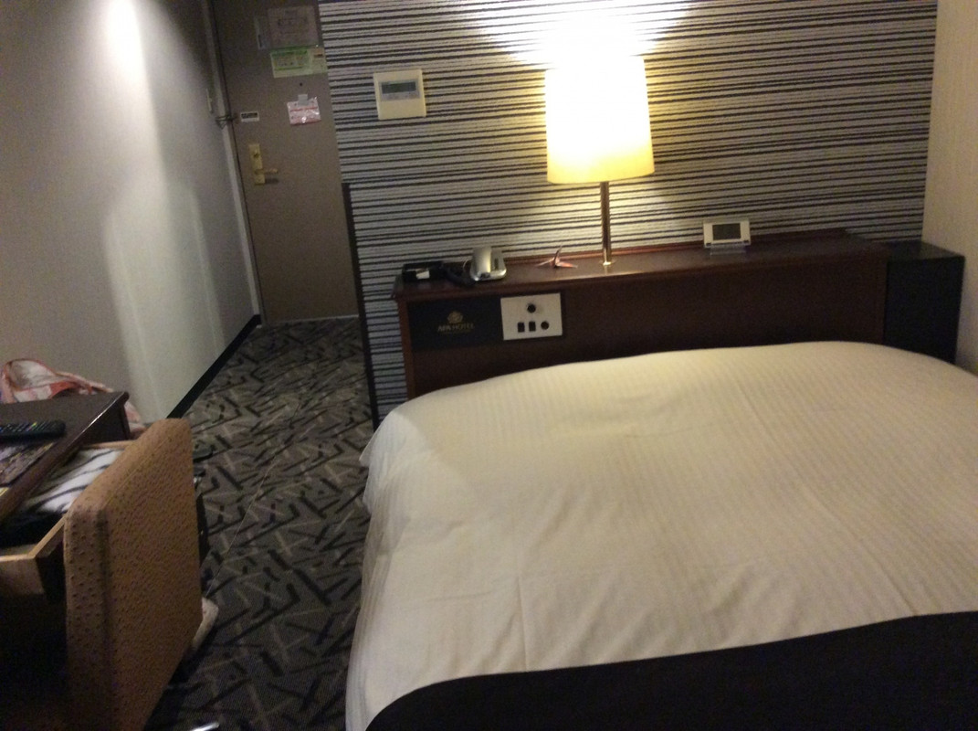 シックな作りの室内