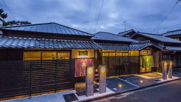 施設の正面 (日没後) / 1