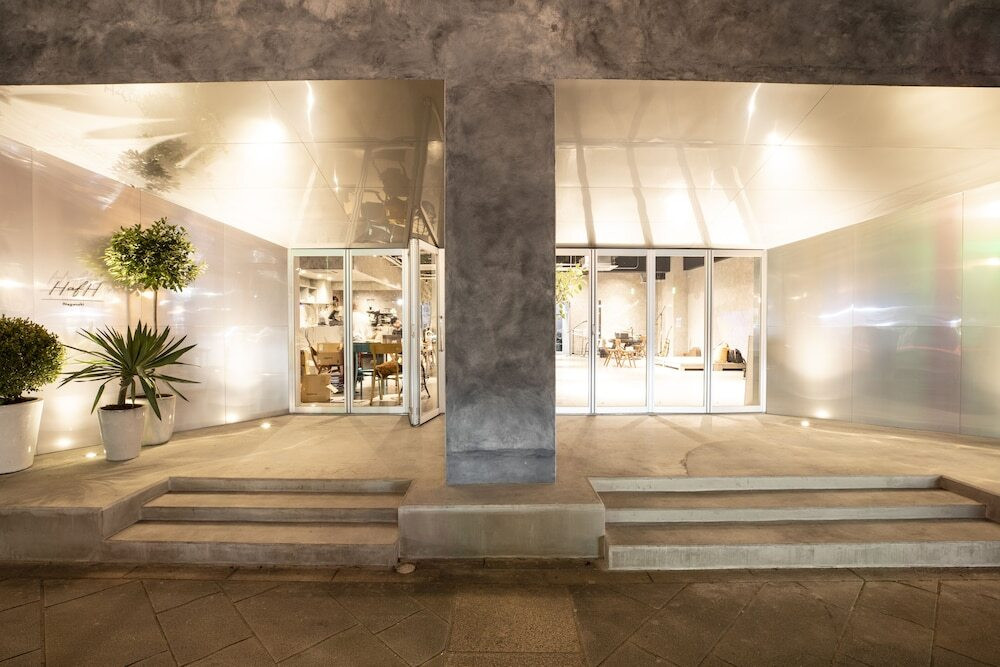 施設の正面 (日没後)