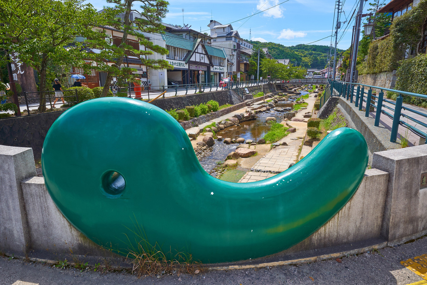 島根県松江市玉湯町の玉湯川にかかる勾玉橋から玉湯川を見る