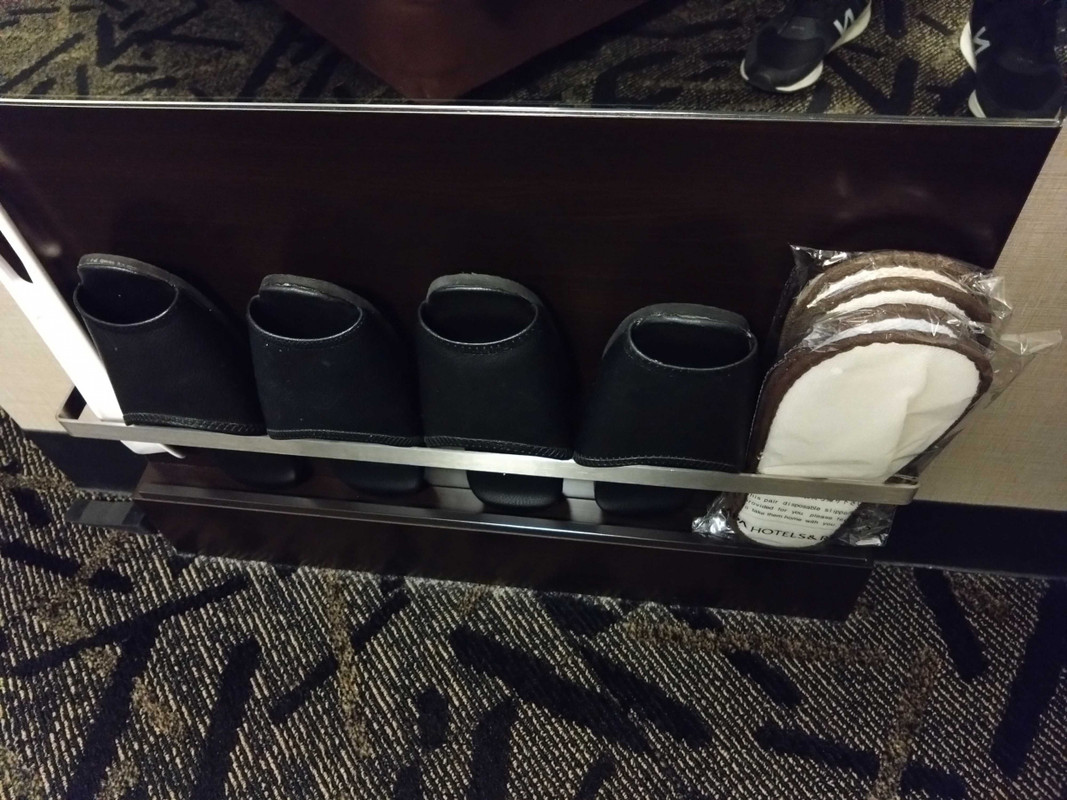 使い捨てスリッパもあります