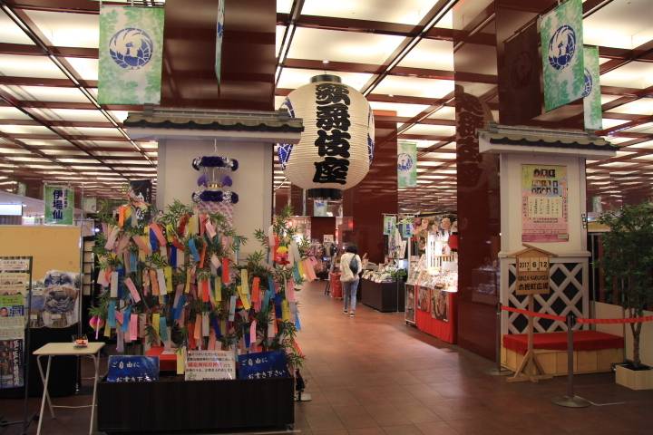 「歌舞伎座」のお店で
お土産探し / 2