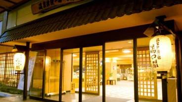 施設の正面 (日没後) / 1