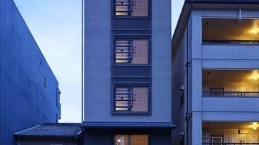 施設の正面 (日没後) / 3