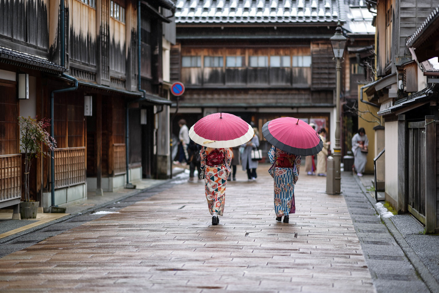雨降るひがし茶屋街の着物女子