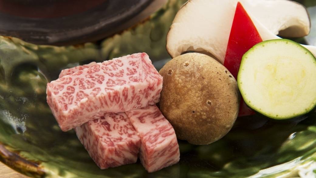 プライベートな空間で
地元の食材に舌鼓 / 2